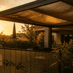 bâche micro perforée pour jardin installée sur pergola et clôture