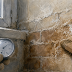 Comment enlever l'humidité sur un mur : salpêtre traité et infiltrations stoppées