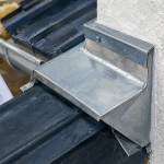 Jonction toit mur : solin zinc pour étanchéité et éviter les infiltrations