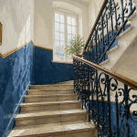 cage d'escalier immeuble rénovée avec rampe fer forgé