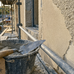 Crépi ou enduit extérieur : façade enduite et crépi granuleux sur chantier