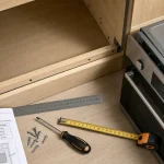 Installer four encastrable dans colonne 60 cm : aération et fixation