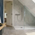 Douche sous pente de toit : paroi sur mesure et hauteur utile