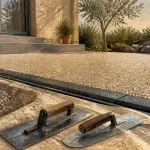 Resine gravier pour terrasse : granulats liés 8-9 mm, drainage visible